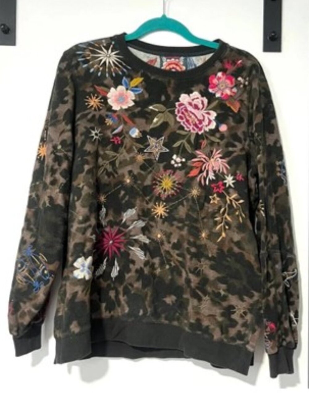 JOHNNY WAS Celestin Embroidery Crew Neck Sweatshirt